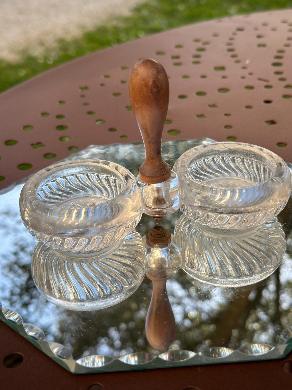 Paire de Salières Doubles en Verre Moulé et Manche Bois – Bougeoirs Rétro