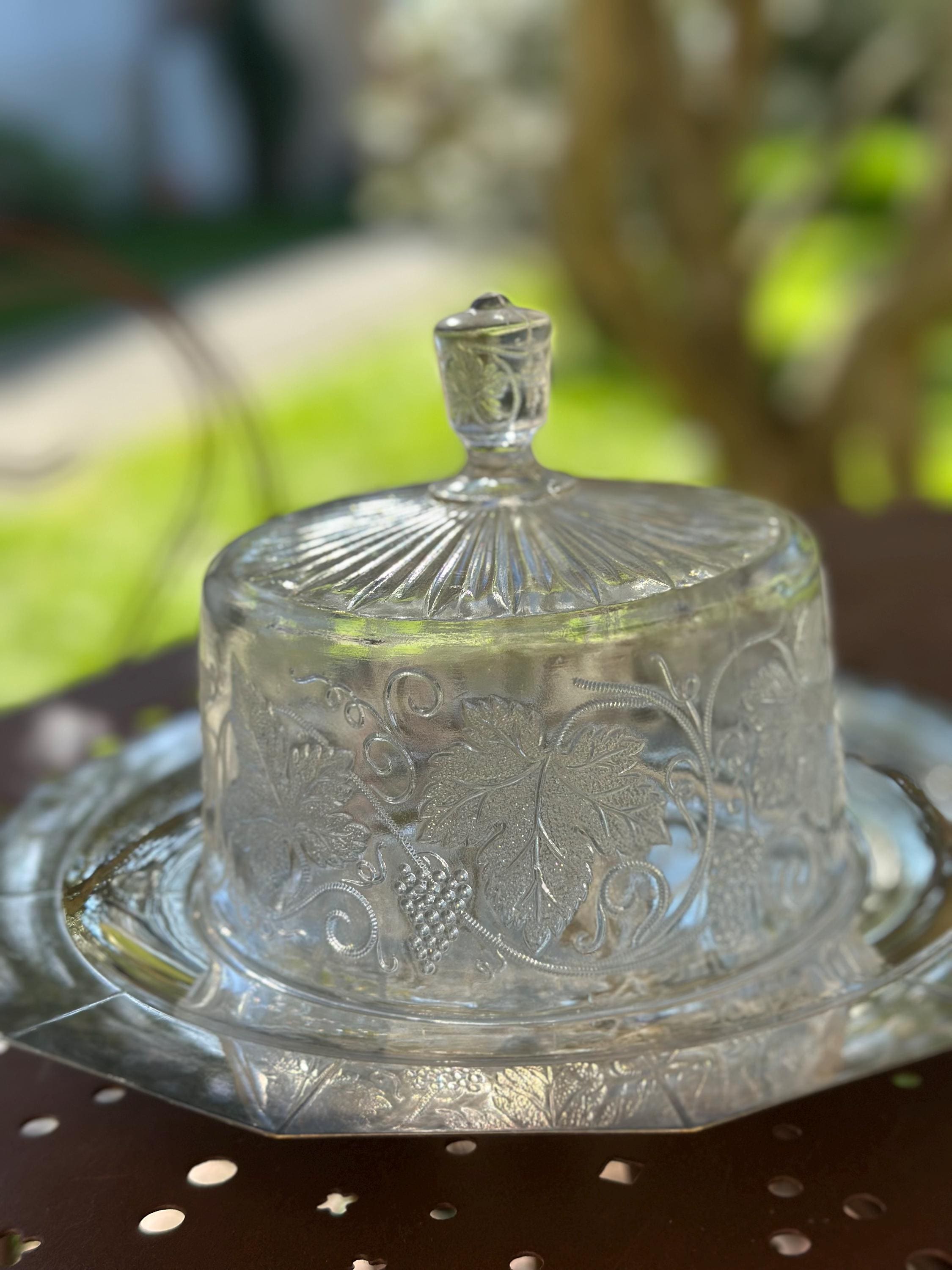 Cloche à fromage ancienne en verre pressé – Motif vignes