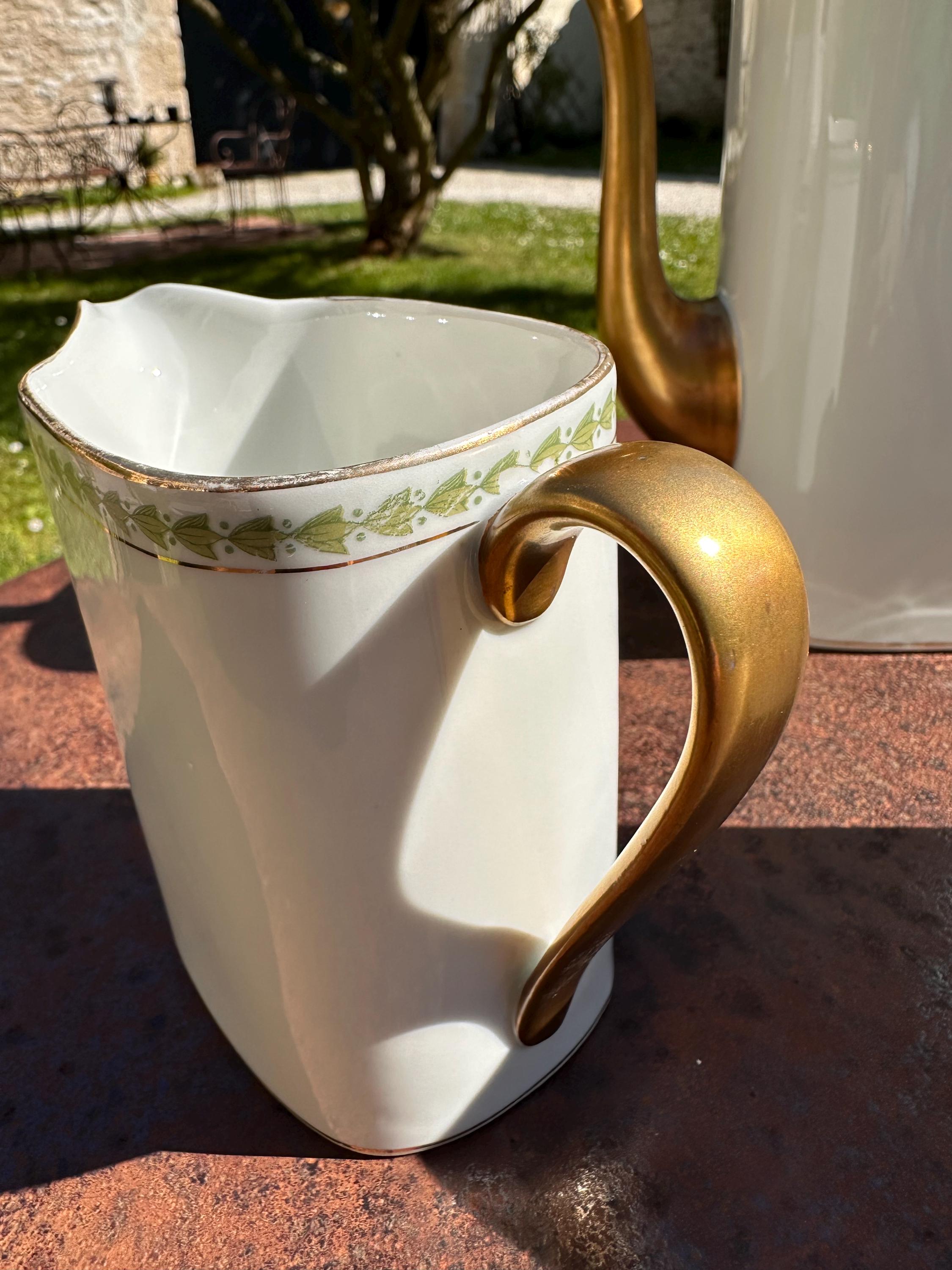 Service à café Raynaud Limoges – Porcelaine blanche, dorure et frise verte