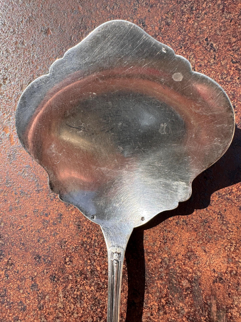 Cuillère à fraises ancienne en métal argenté – Style Art Nouveau
