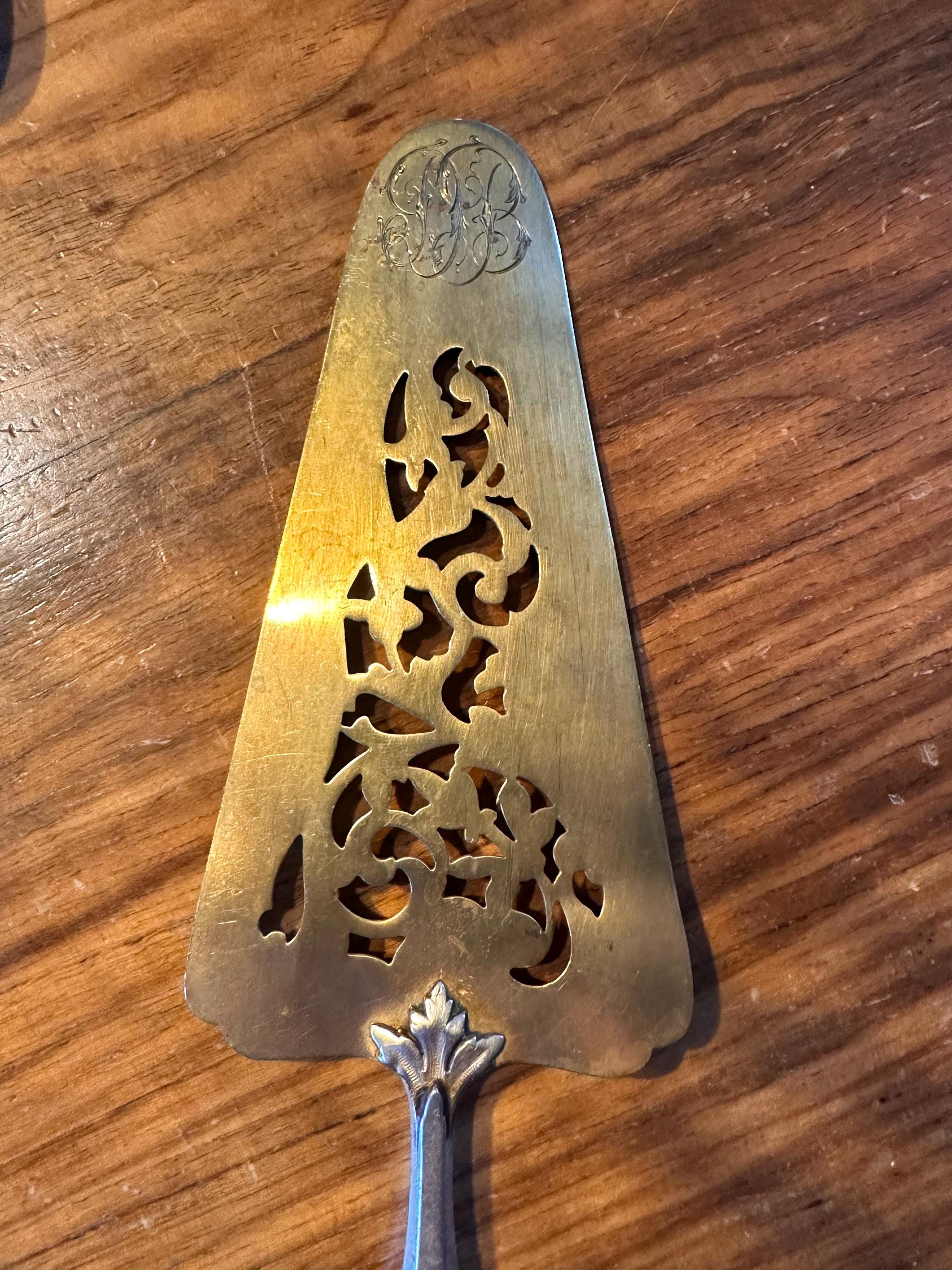 Pelle à gâteau ancienne en argent fourré et métal doré – Style Rocaille