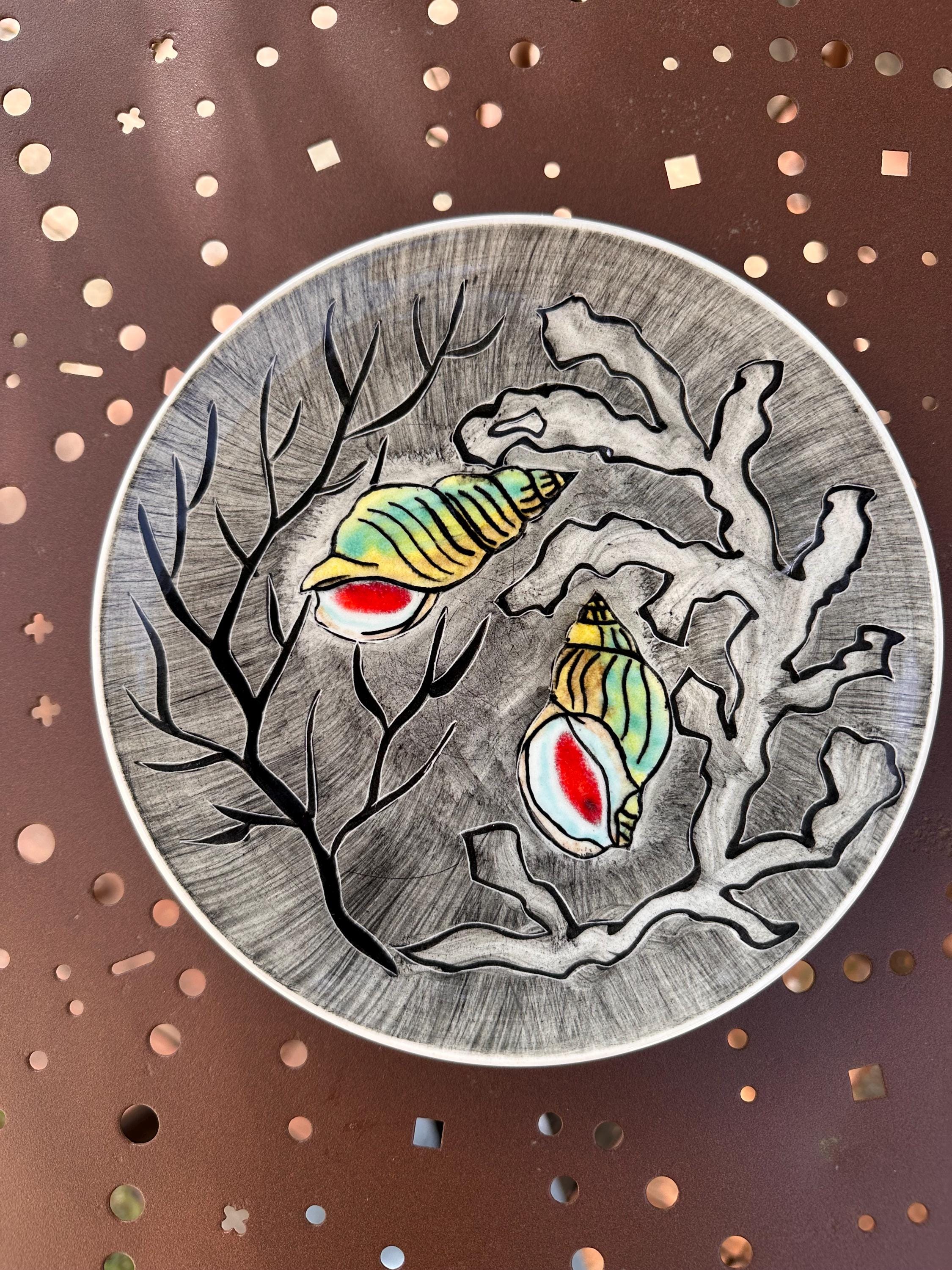 Assiette en céramique signée Youen – Pièce unique au décor marin