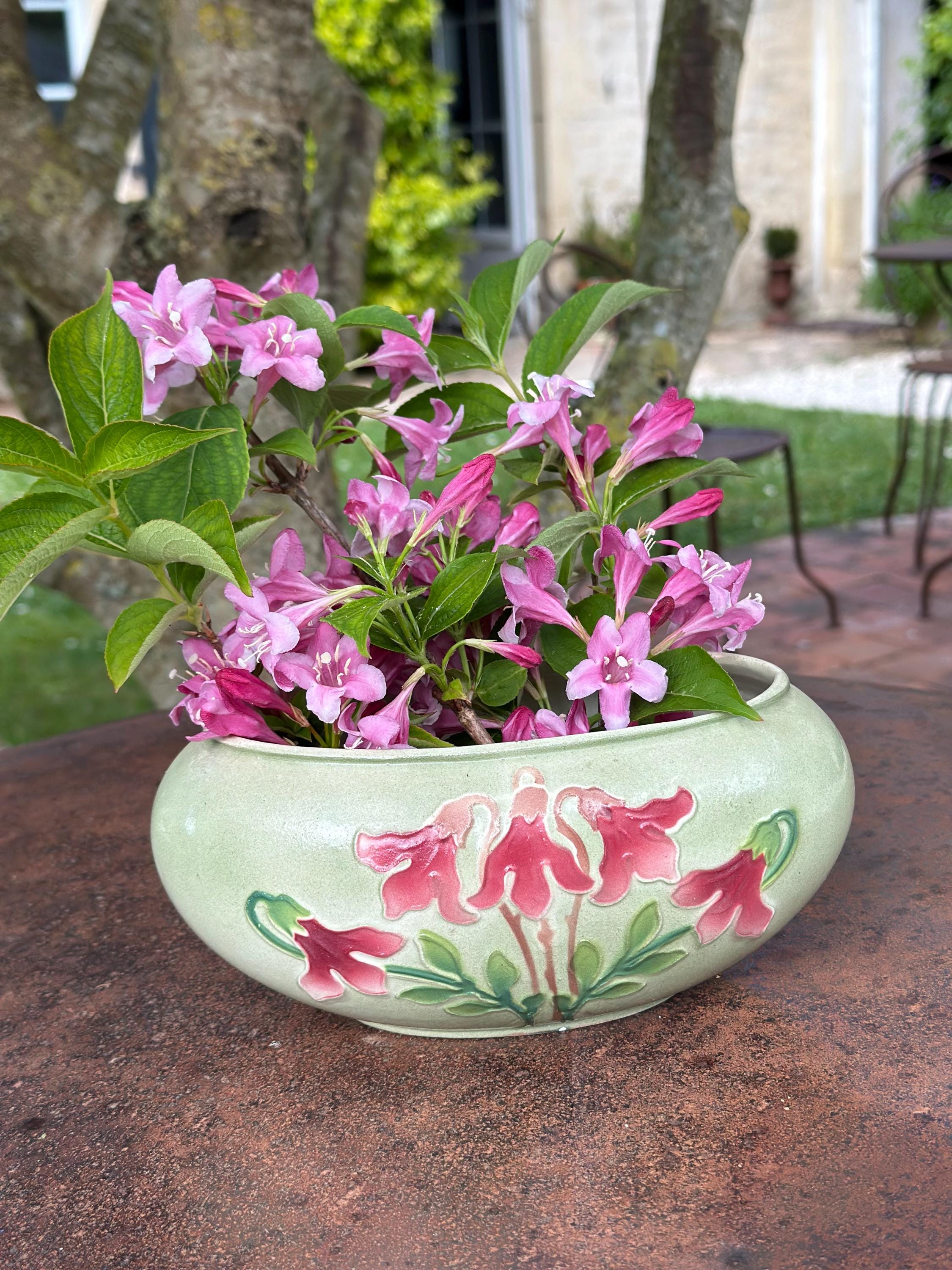 Jardinière ancienne en faïence de Saint-Clément – Décor floral en relief