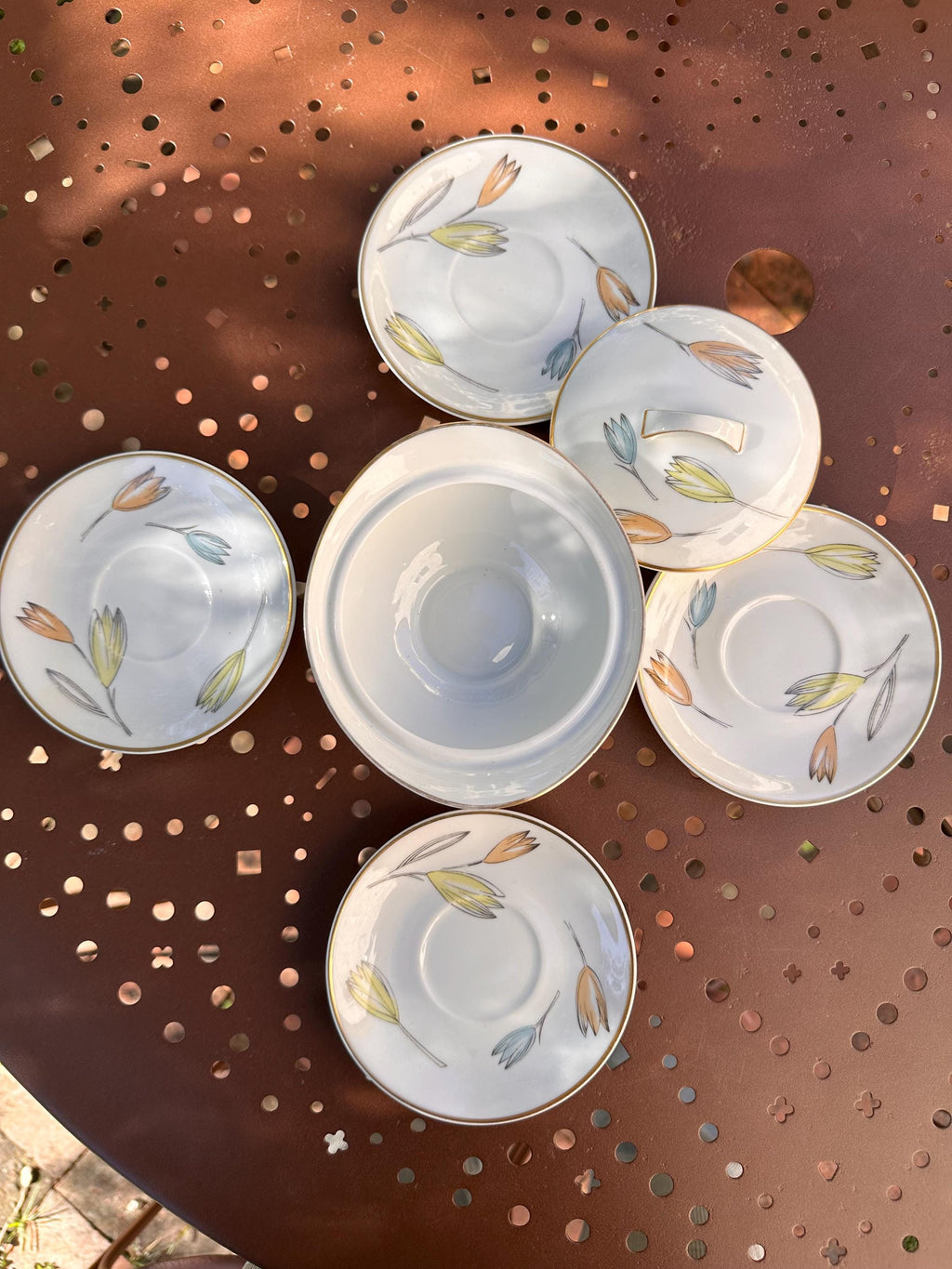Bernardaud Coupelles et pot à couvercle Design "Line Art" Limoges Bernardaud – Style 50  Filaire – Pastel Scandinave et Or - lot de 5