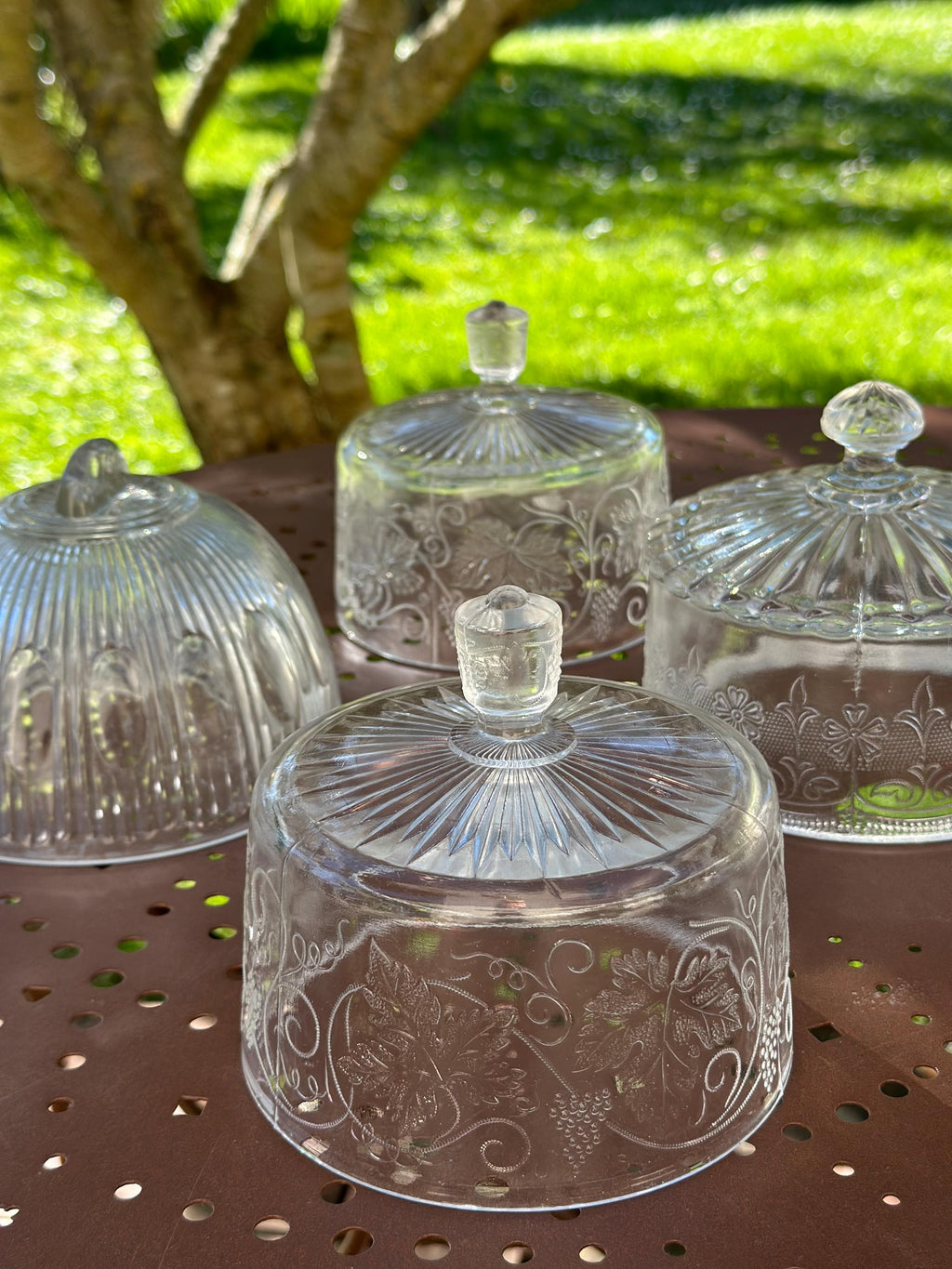 Cloche à fromage ancienne en verre pressé – Motif vignes