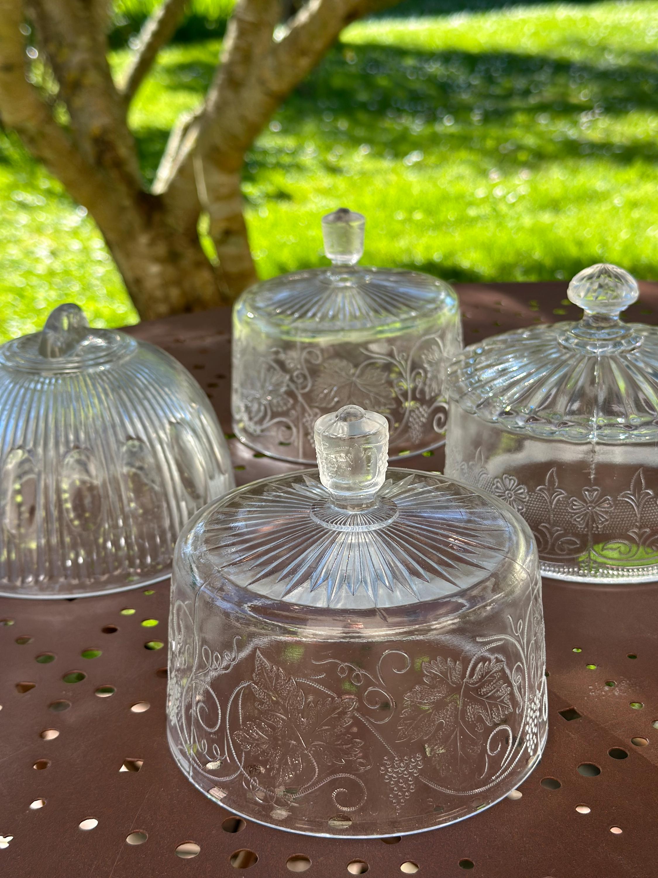Cloche à fromage ancienne en verre pressé – Motif vignes