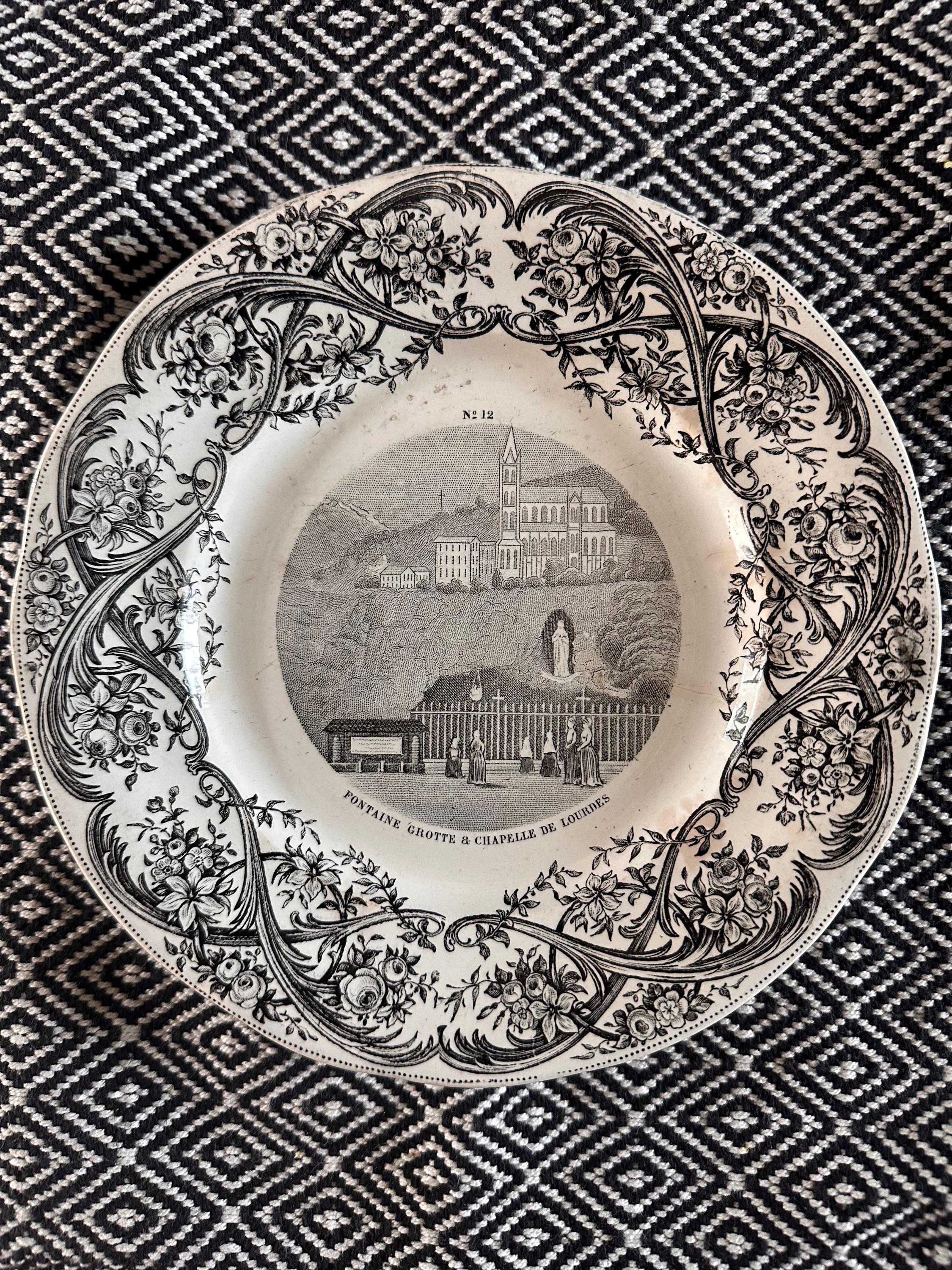 Assiettes historiées numérotées - Lourdes Terre de Fer - lot de 4 Scènes de la vie de Bernadette Soubirous - Creil et Montereau- Fin XIXème