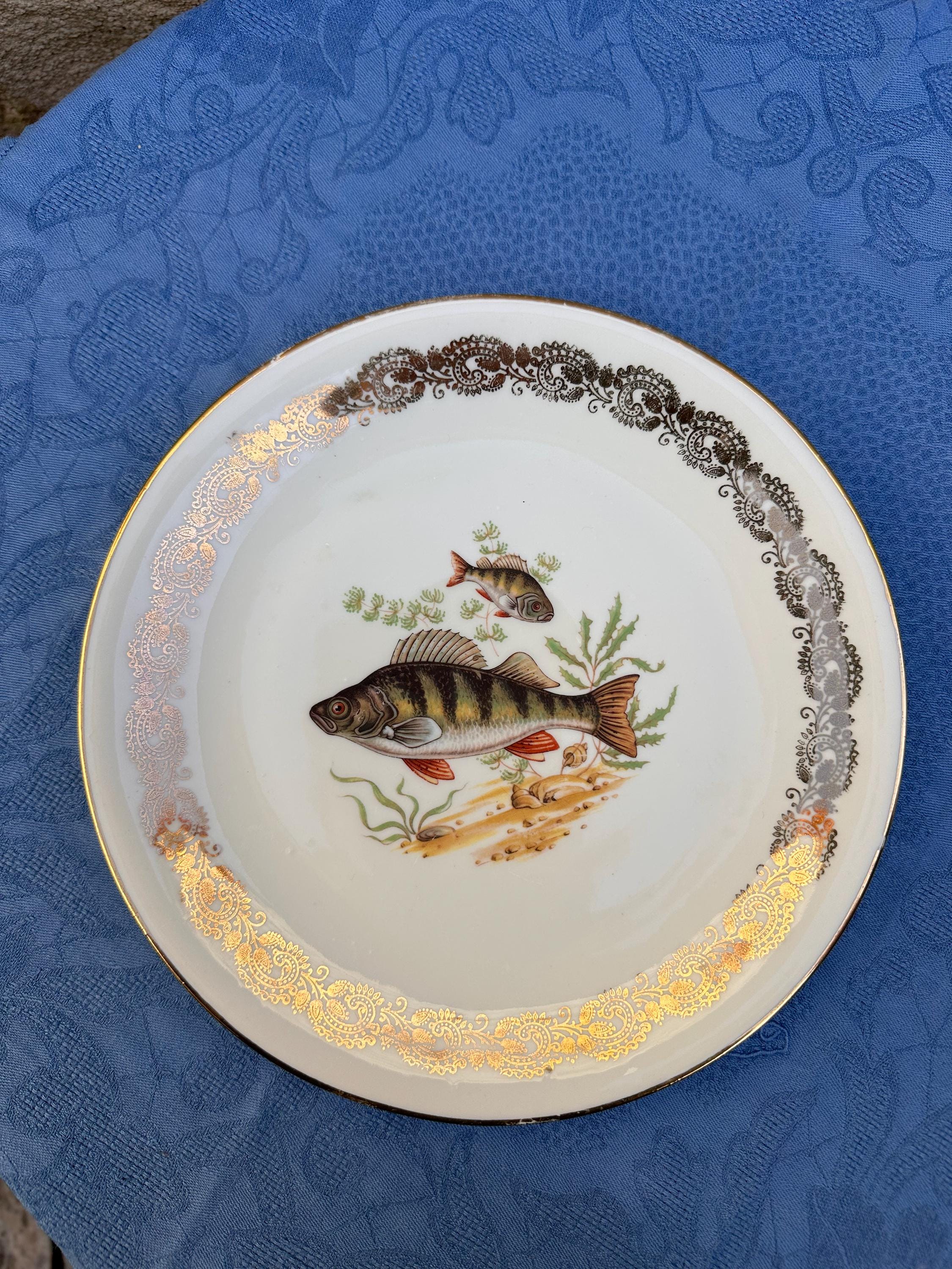 6 assiettes à poisson anciennes en porcelaine – Bordure dentelle dorée