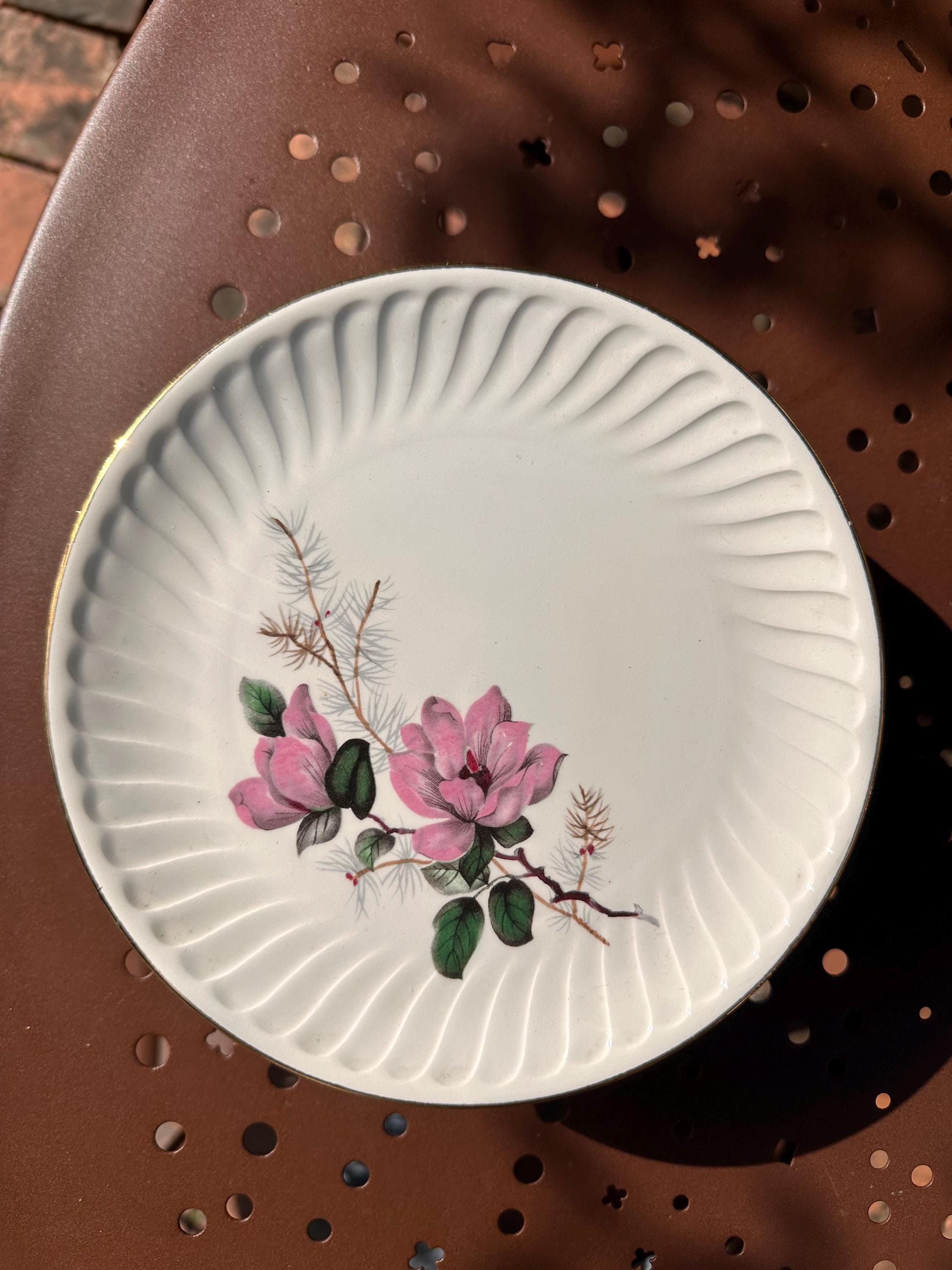 Assiettes Gien modèle «  Chenonceaux »  , bordure travaillée , fleurs roses , années 1960 - campagne chic - lot de 6