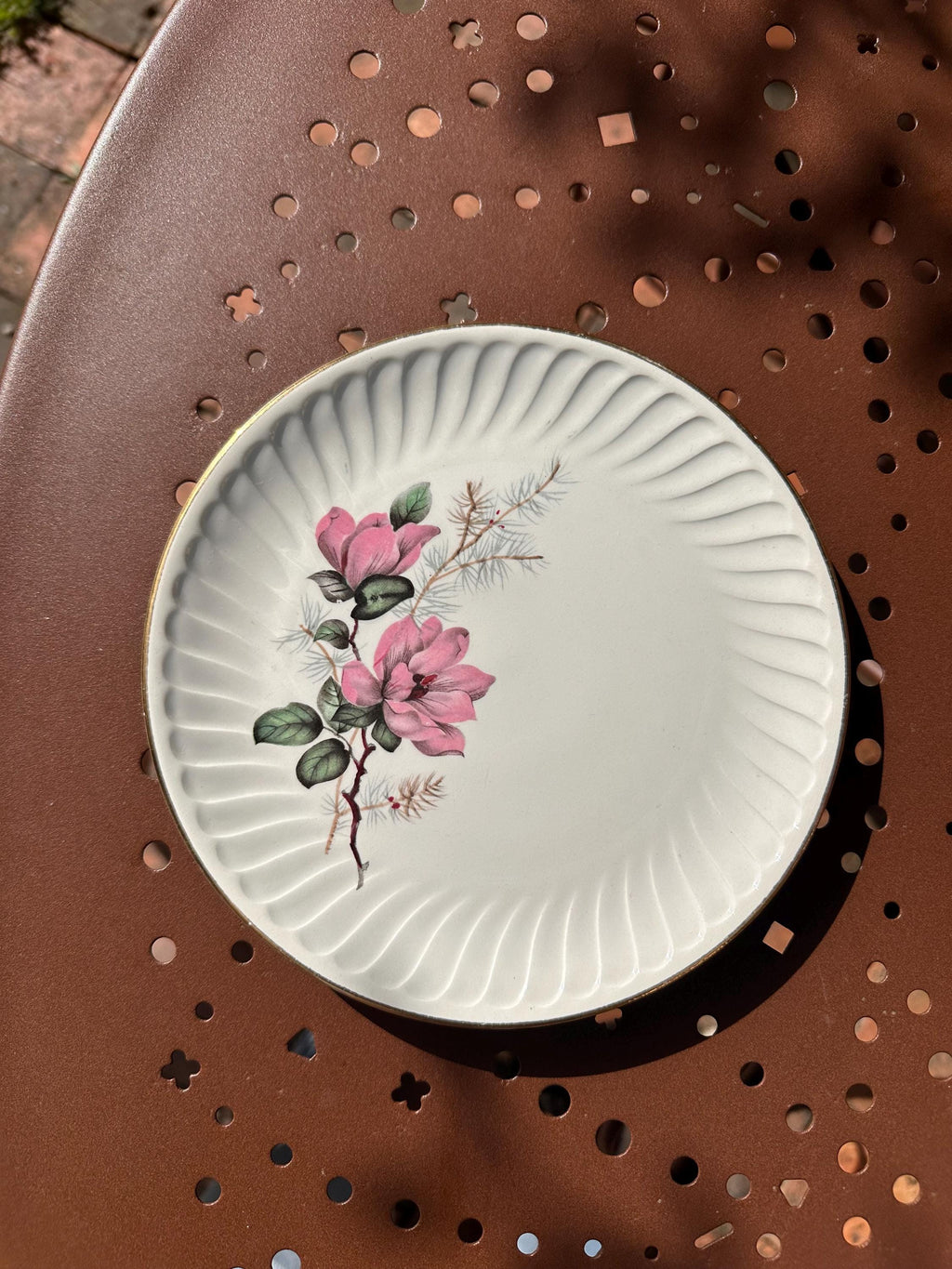 Assiettes Gien modèle «  Chenonceaux »  , bordure travaillée , fleurs roses , années 1960 - campagne chic - lot de 6