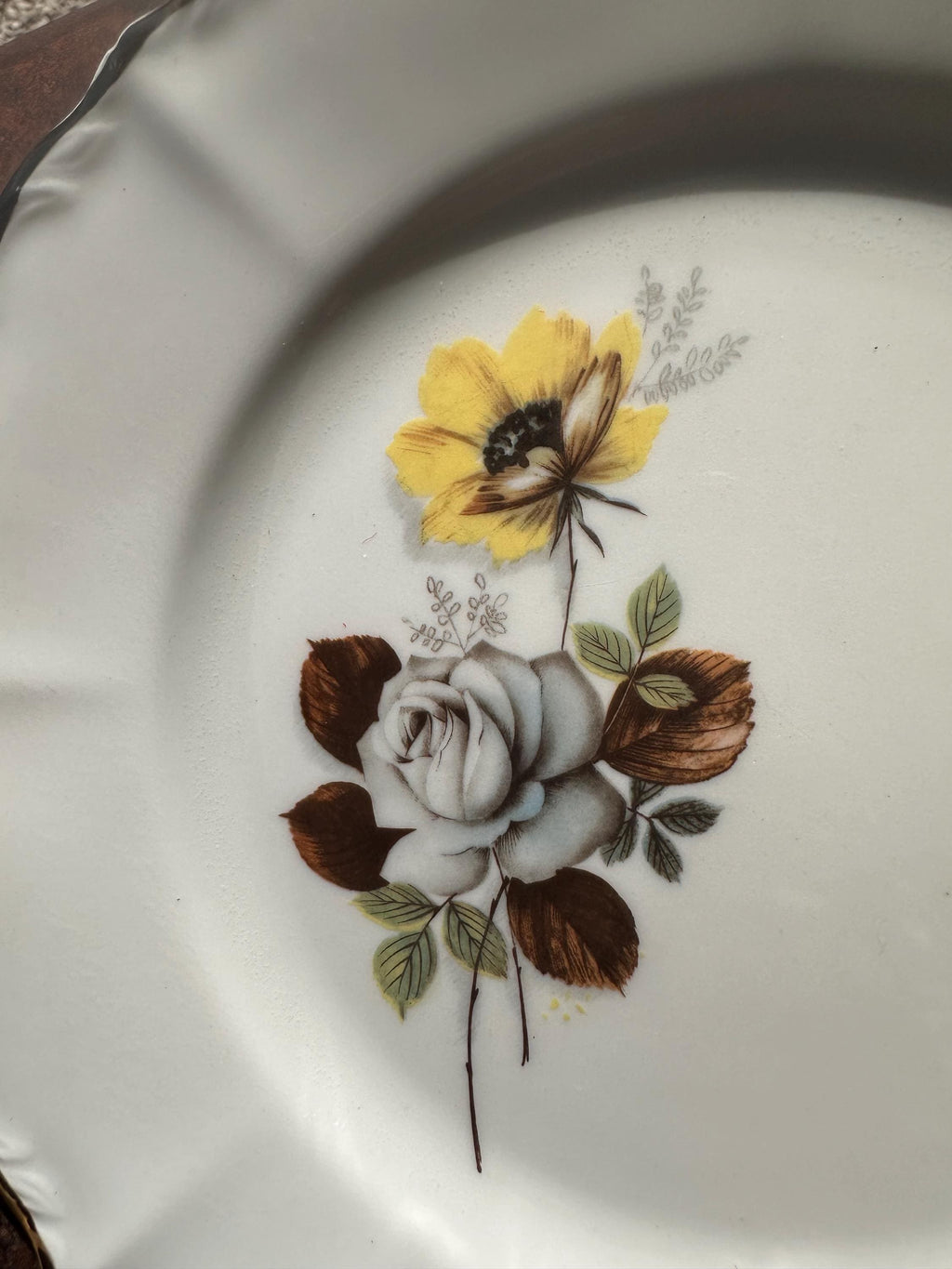 Assiettes Porcelaine Française Veronèse – Décor Floral Roses Jaune et Grise, Bordure festonnée dorée – Art de la Table Rétro - lot de 8
