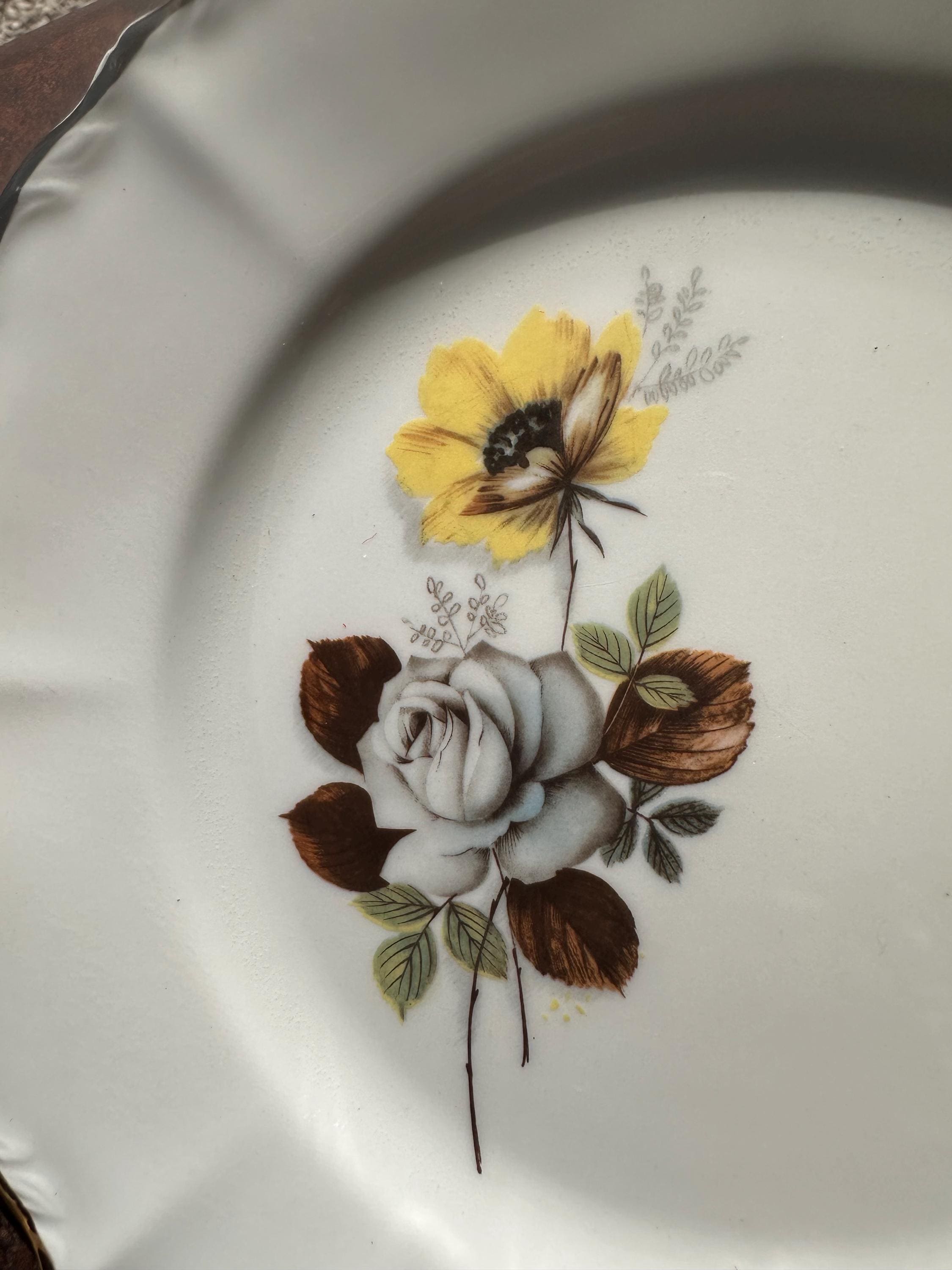 Assiettes Porcelaine Française Veronèse – Décor Floral Roses Jaune et Grise, Bordure festonnée dorée – Art de la Table Rétro - lot de 8